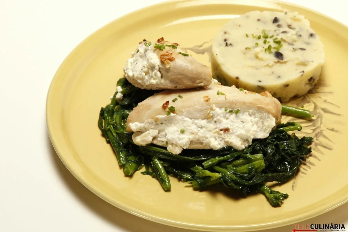 Peitos de frango recheados com queijo creme e cebolinho