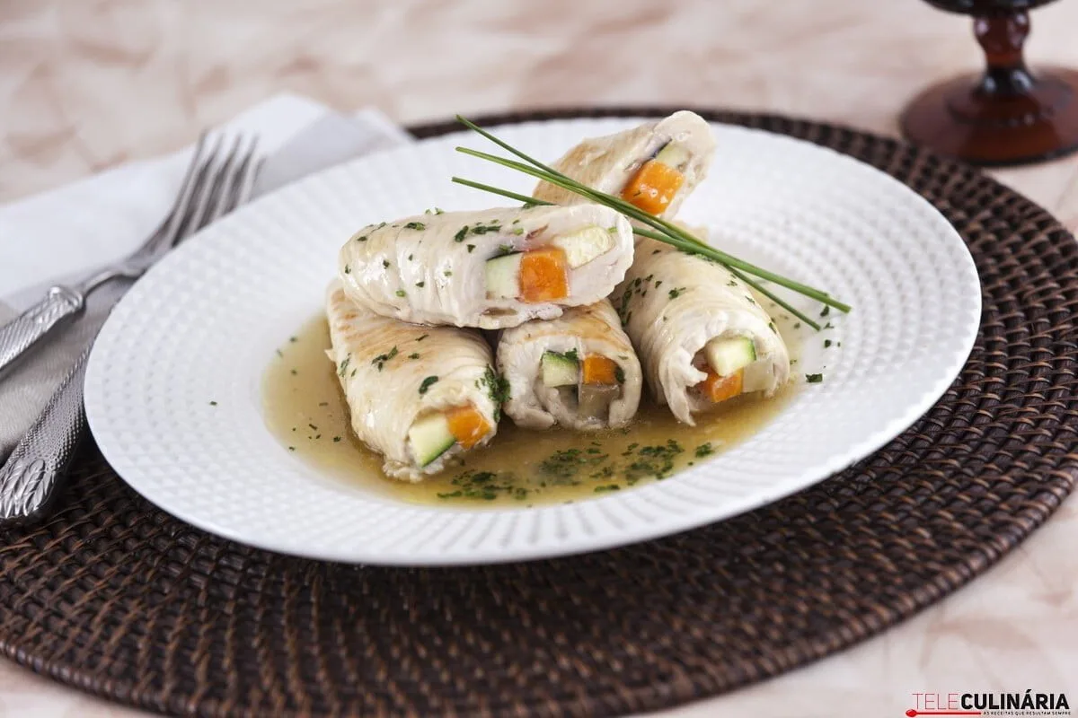 Rolinhos de peru com legumes