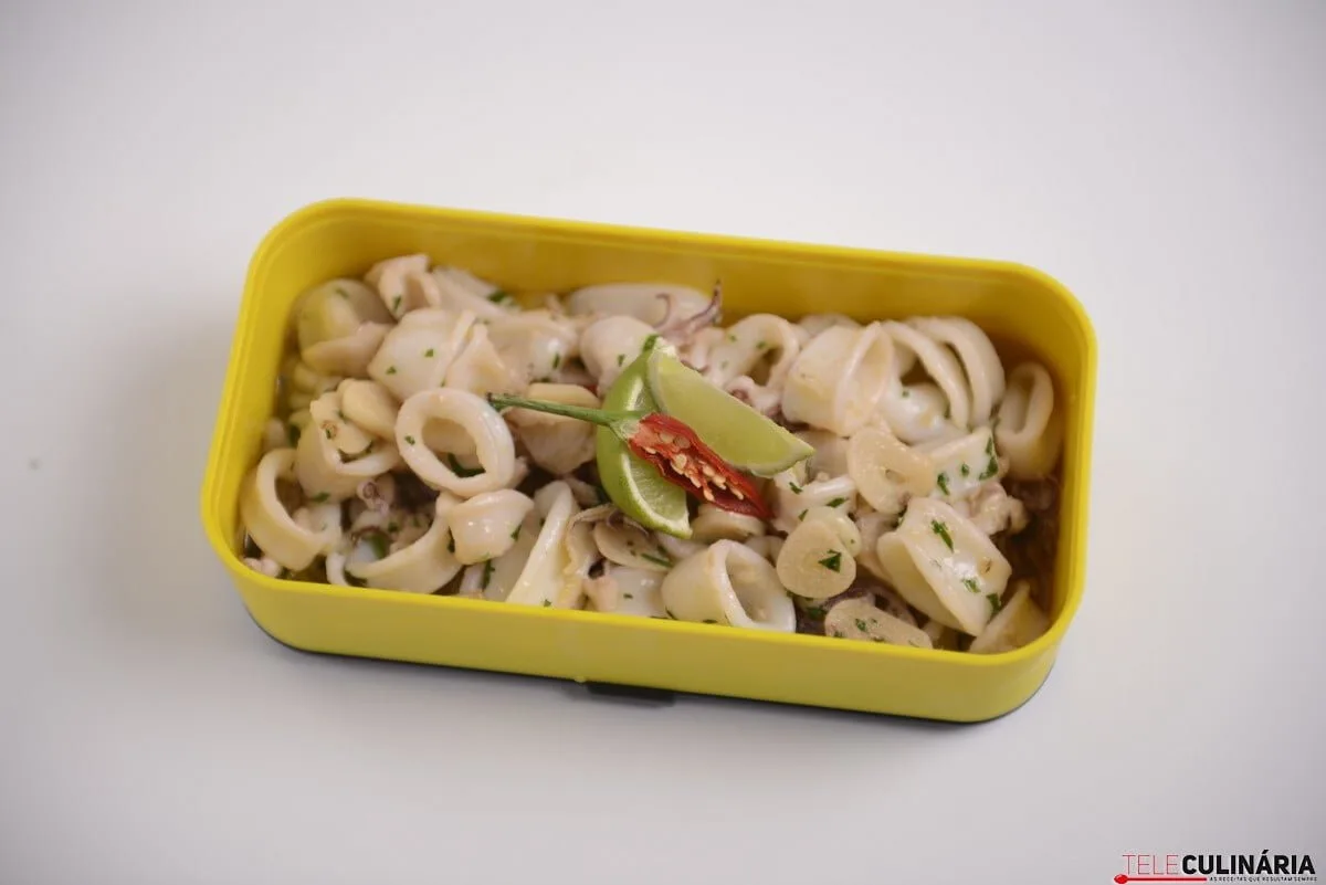 Lulas fritas com alho e limão