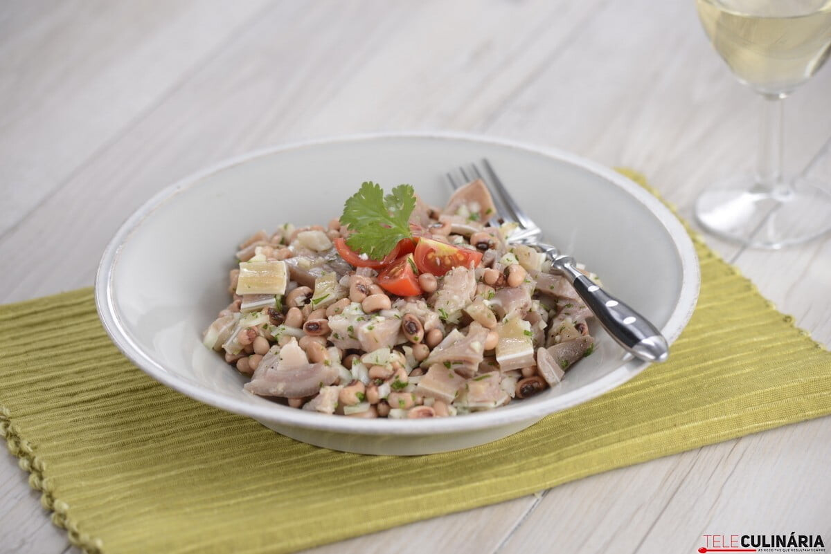 Salada de orelha cozida com coentros e feijão-frade