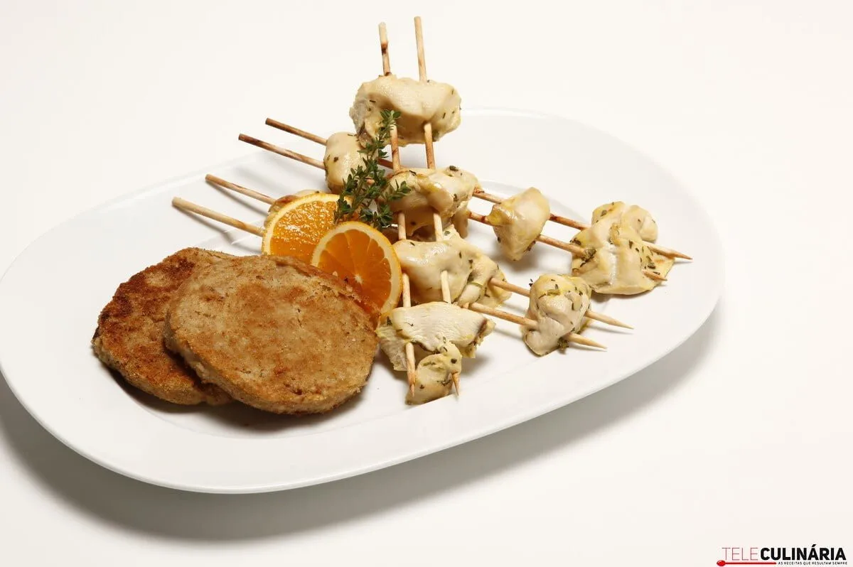 Espetadas de galinha em marinada de laranja e ervas
