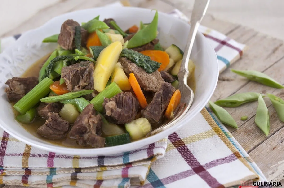 Carne com legumes na panela de pressão