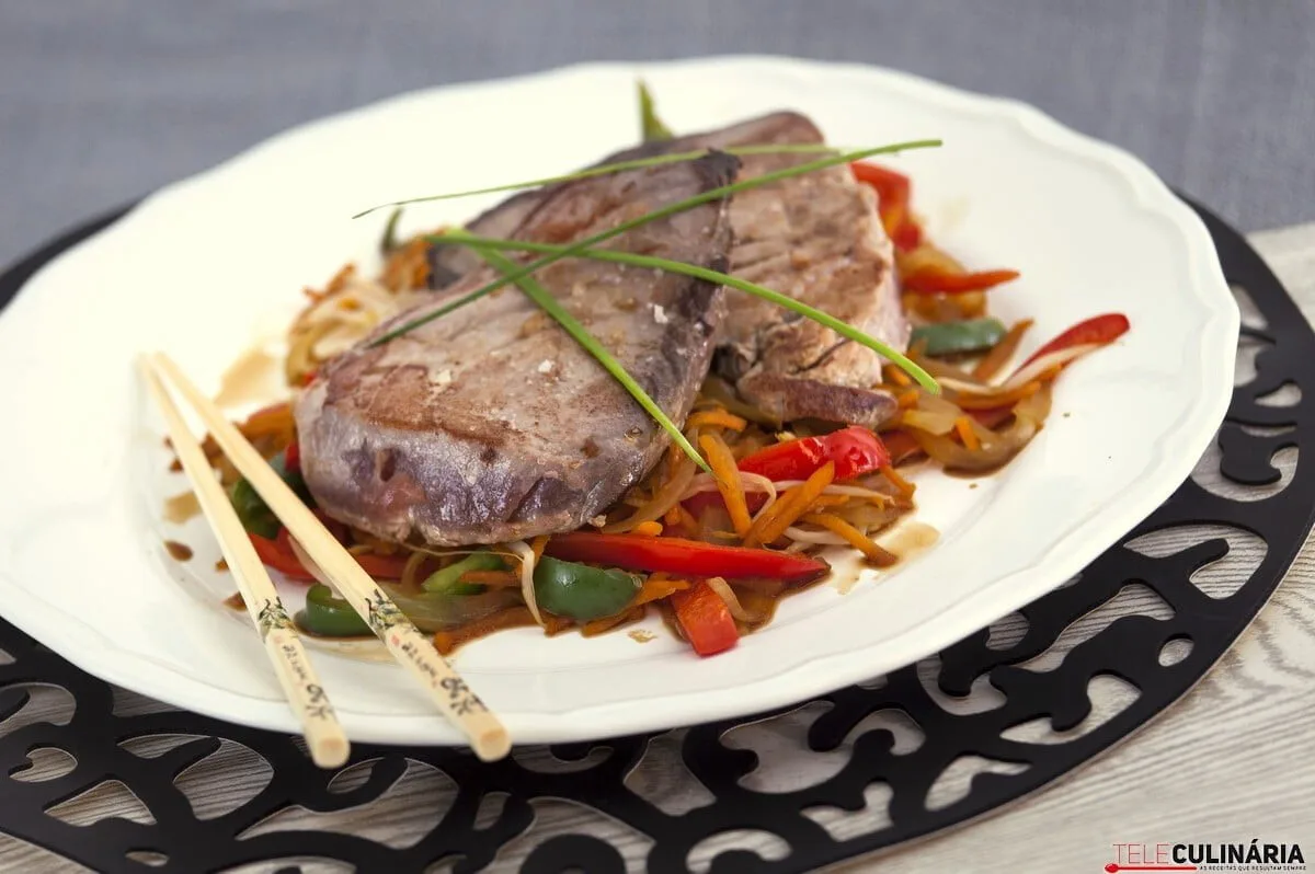 Bife de atum com legumes asiáticos
