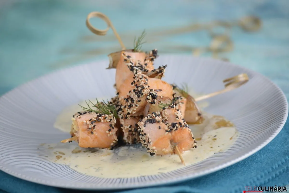 Espetada de salmão e sésamo com funcho
