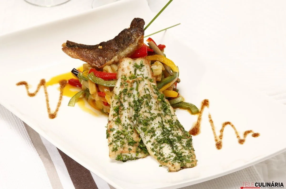 Filetes de robalo em crosta com legumes salteados