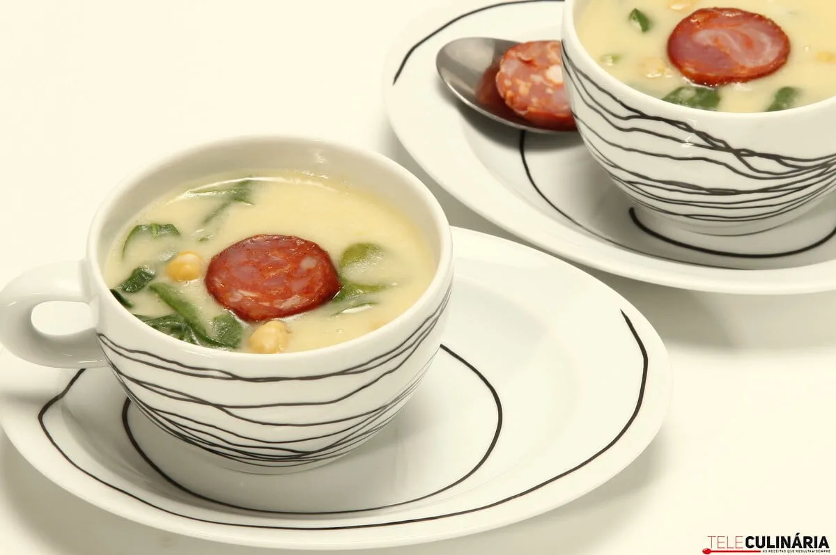 Sopa de grão com espinafres e chouriço