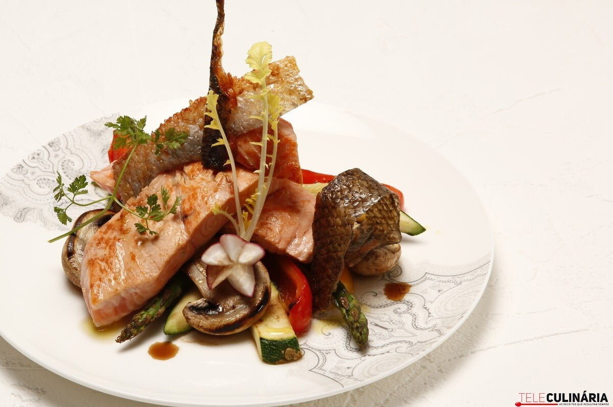 Salmão grelhado na crosta