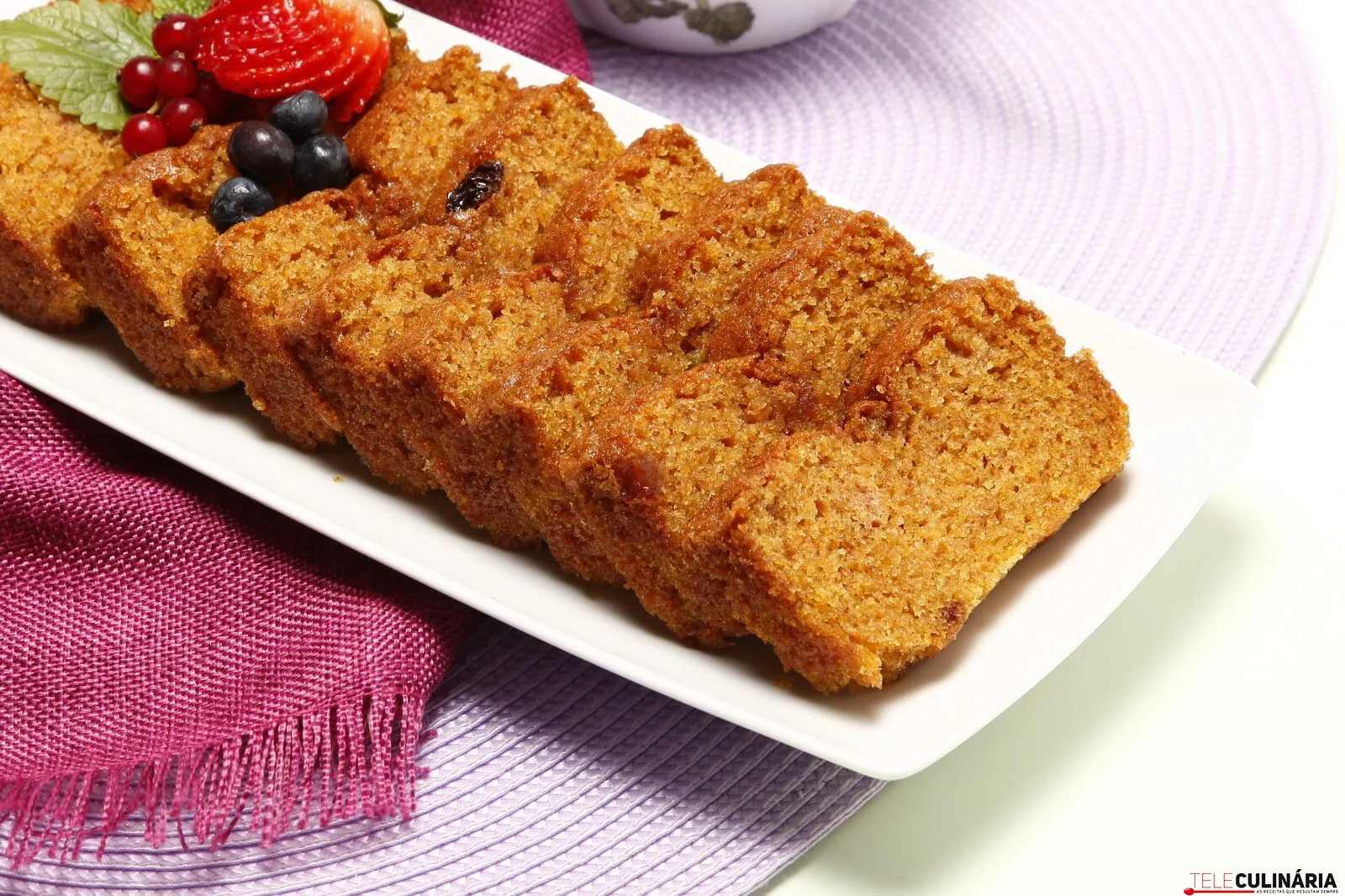 Bolo de cenoura e passas