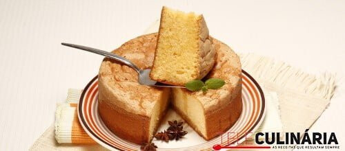 Bolo ensopado com calda de anis