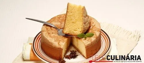 Bolo ensopado com calda de anis