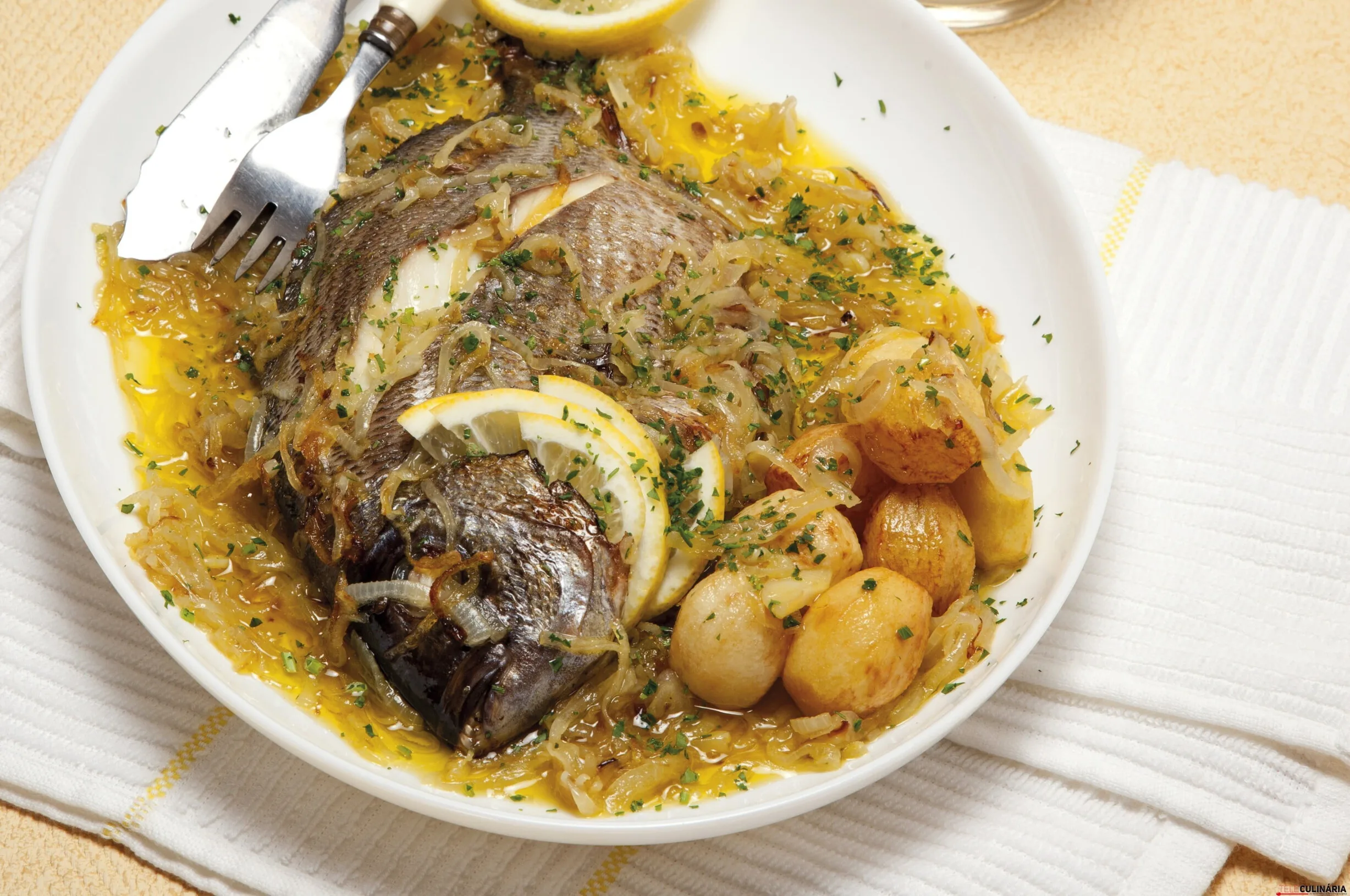 Peixe assado no forno com hortelã