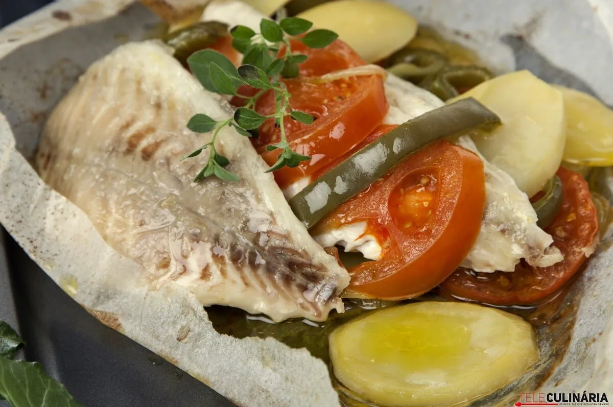 Dourada em papelote com alecrim e legumes