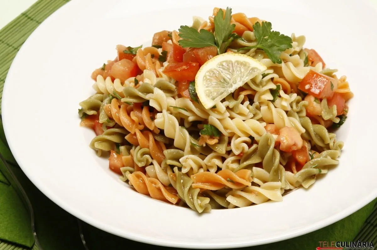 Fusilli com molho fresco de salsa e tomate