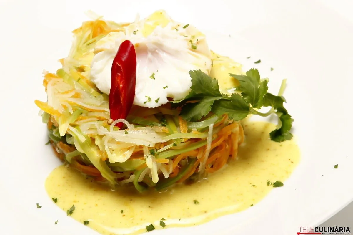 Ovos escalfados em ninho de legumes