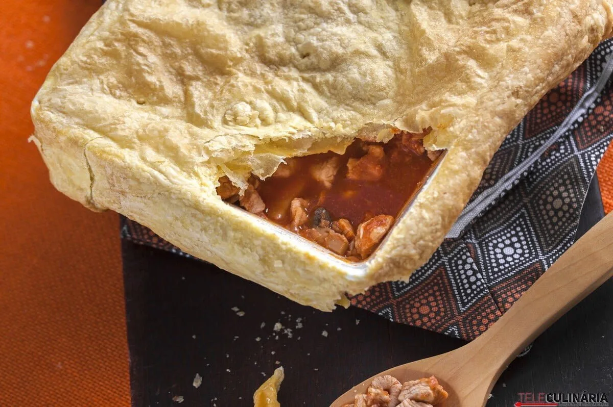 Tarte fechada recheada com estufado de peru