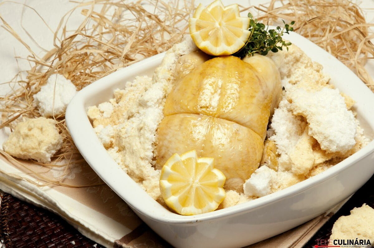 Frango em crosta de sal