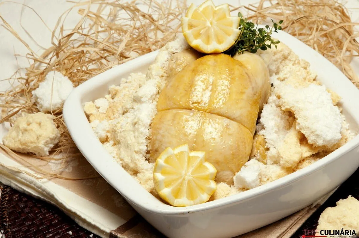 Frango em crosta de sal