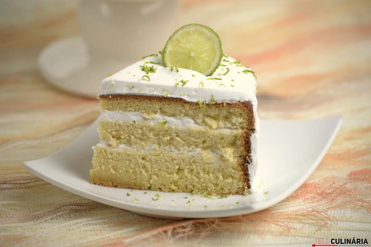 Bolo de baunilha com creme de lima
