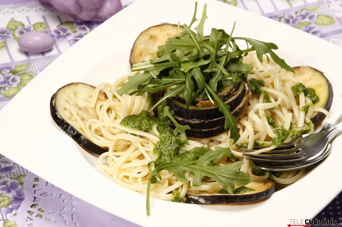 Linguine com beringela e molho pesto