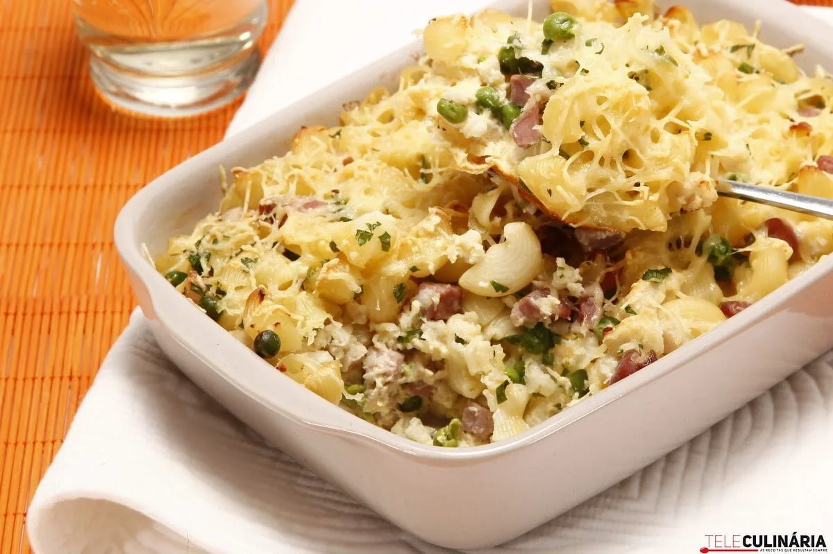 Gratinado de pescada com cotovelos e presunto