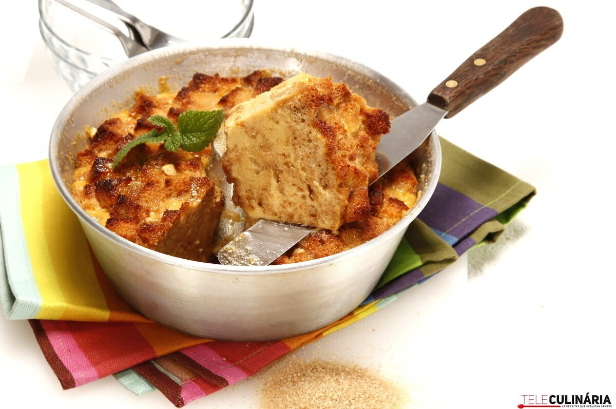 Pudim amarelo com quadrados de pão