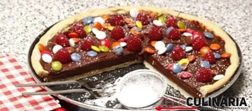 Pizza brigadeiro com framboesas