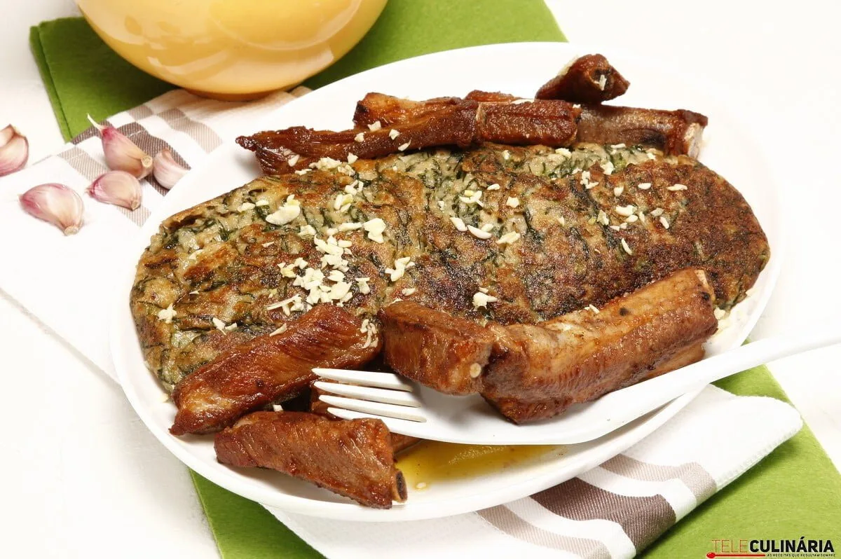 Entrecosto frito com migas de couve