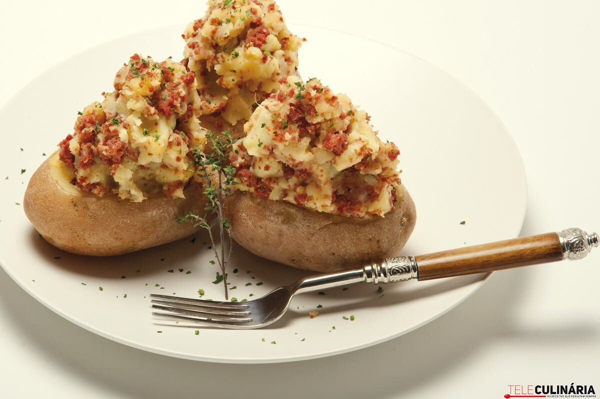 Batatas recheadas com chouriço