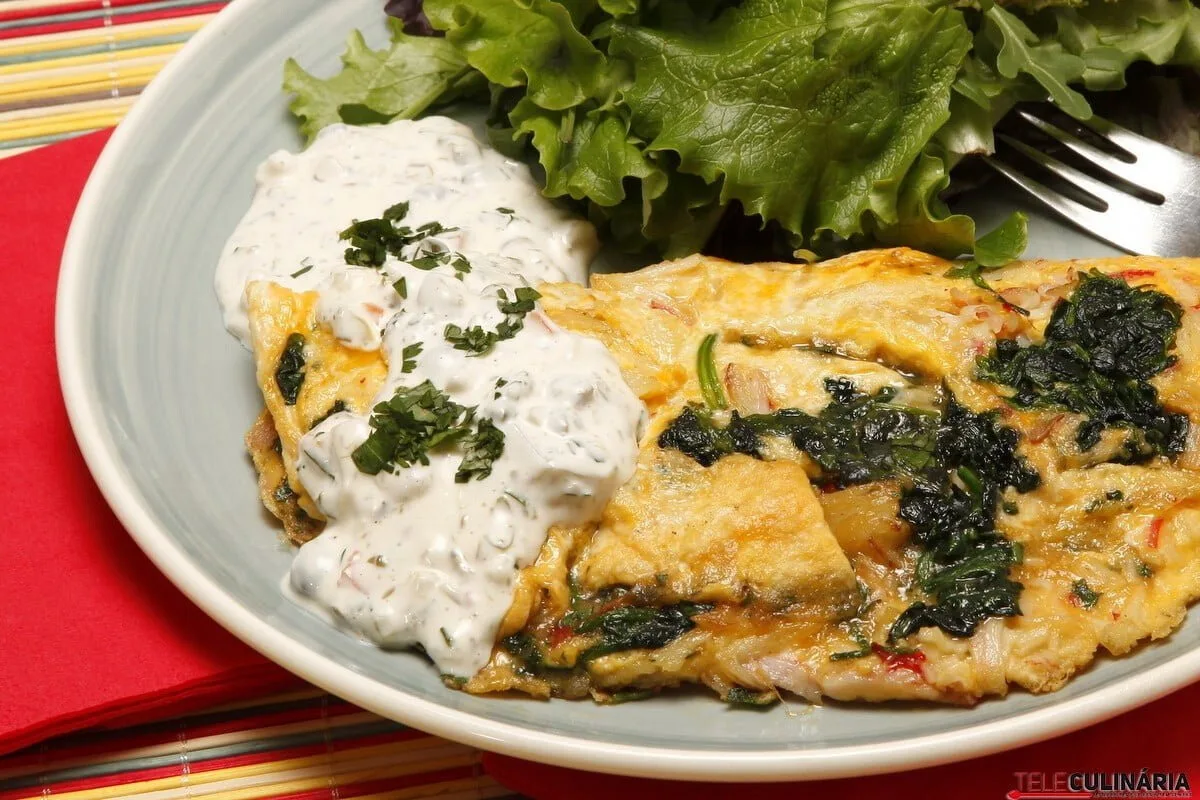 Omeleta de espinafres e delícias do mar