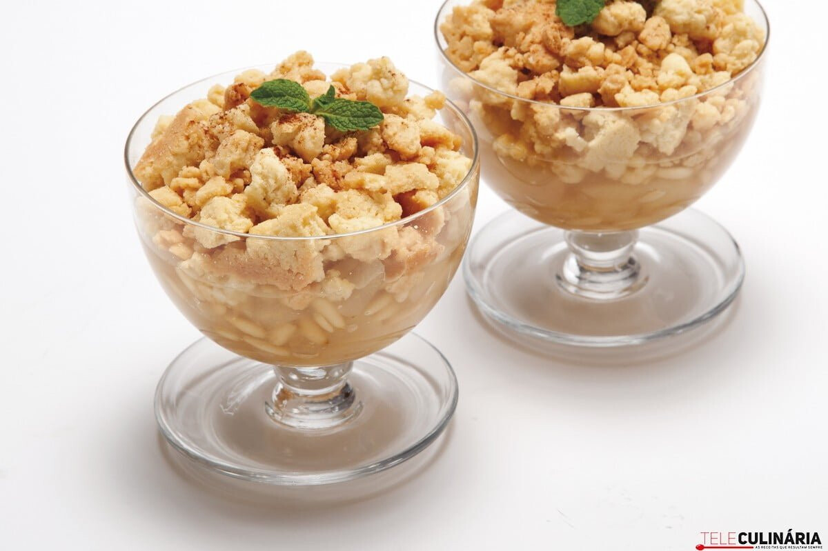 Doce crocante de pêra e pinhão