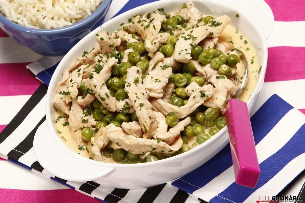 Strogonoff de peru com ervilhas