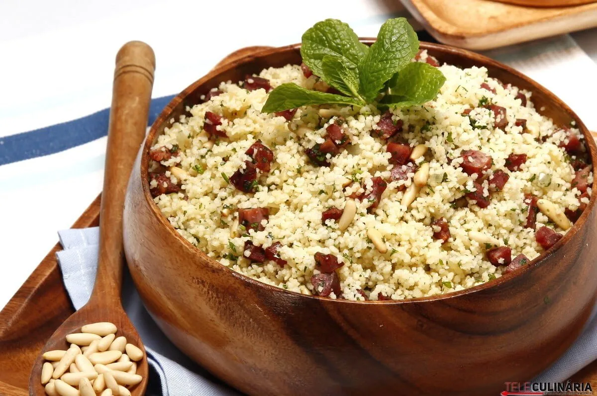 Cuscuz com chouriço e pinhões