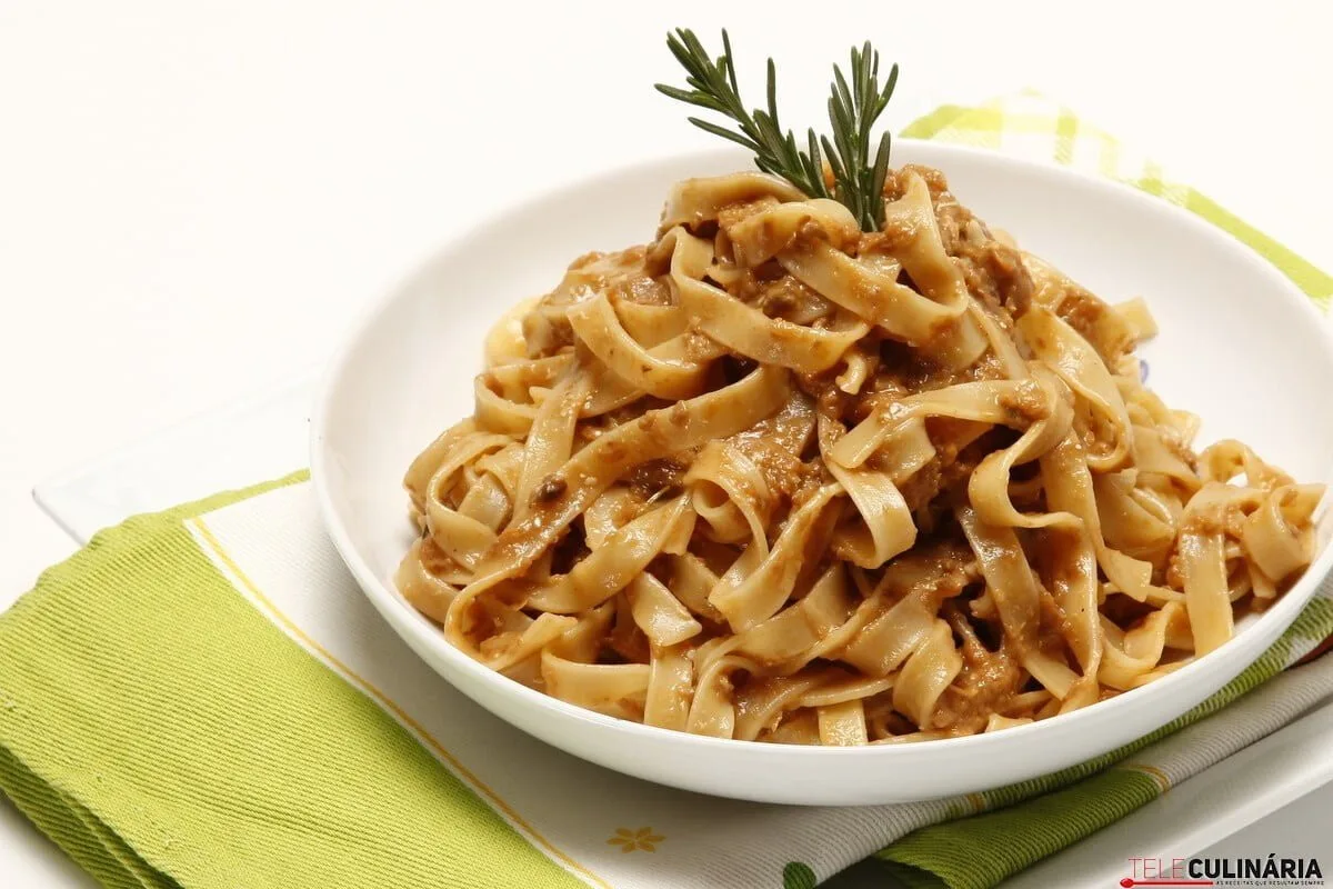 Tagliatelle com pesto de cogumelos porcinni