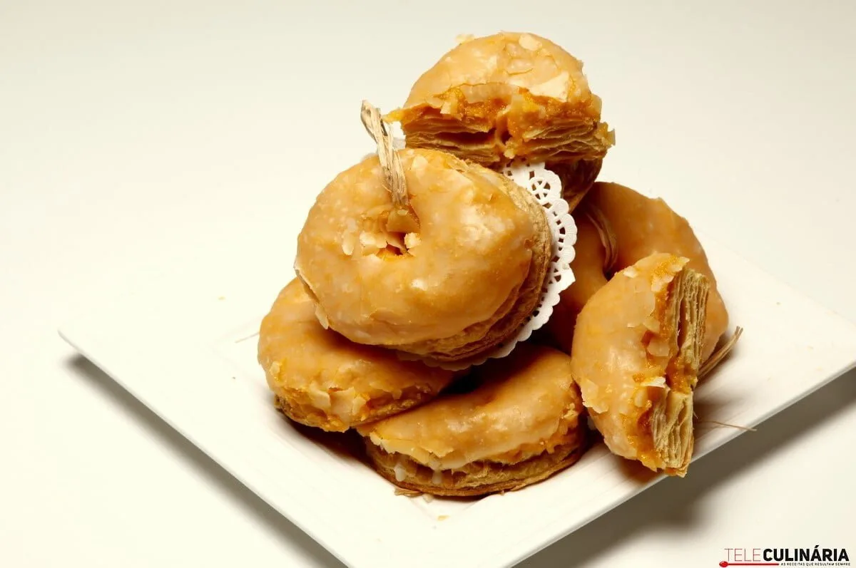 Argolas folhadas com doce de ovos