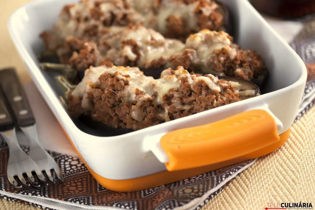 Beringelas recheadas com carne picada