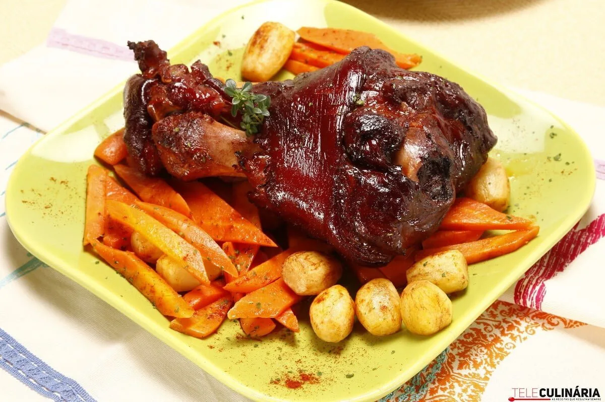 Pernil de porco fumado com batata coradas