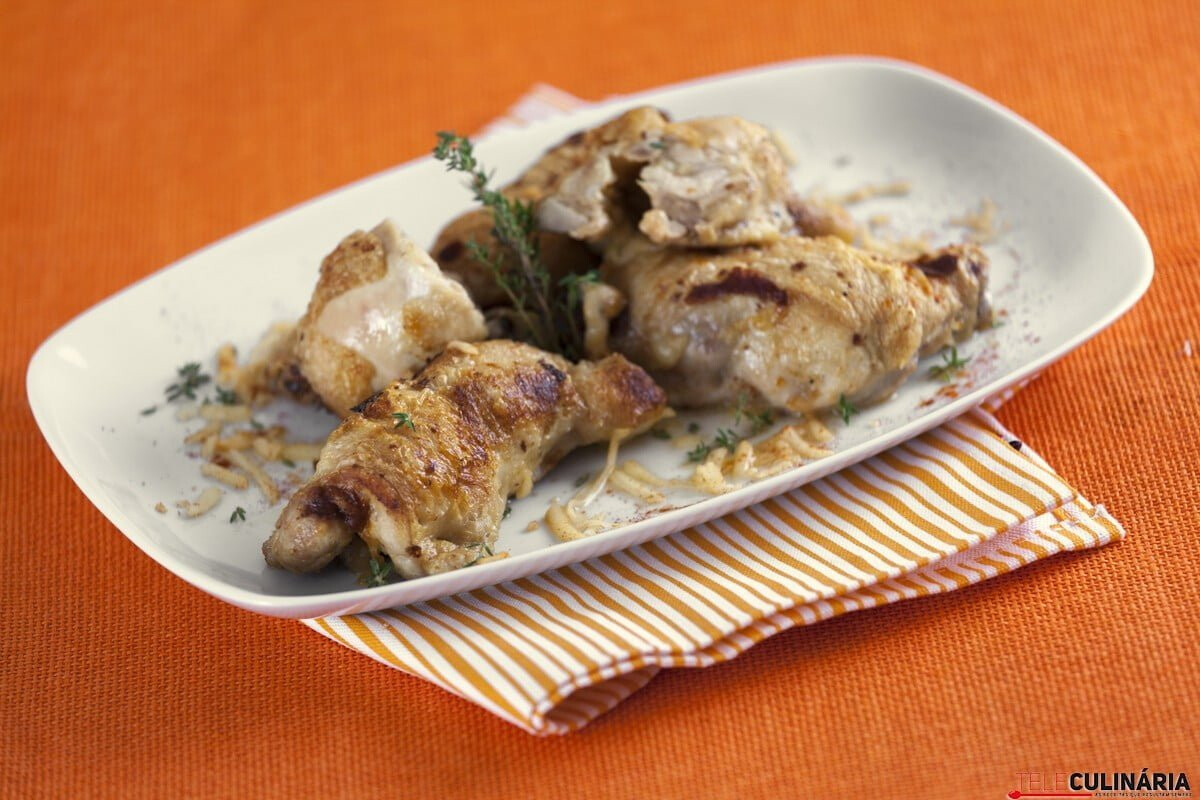 Coxas de frango com mozzarella e tomilho
