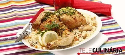 Frango recheado com cuscuz e frutos secos