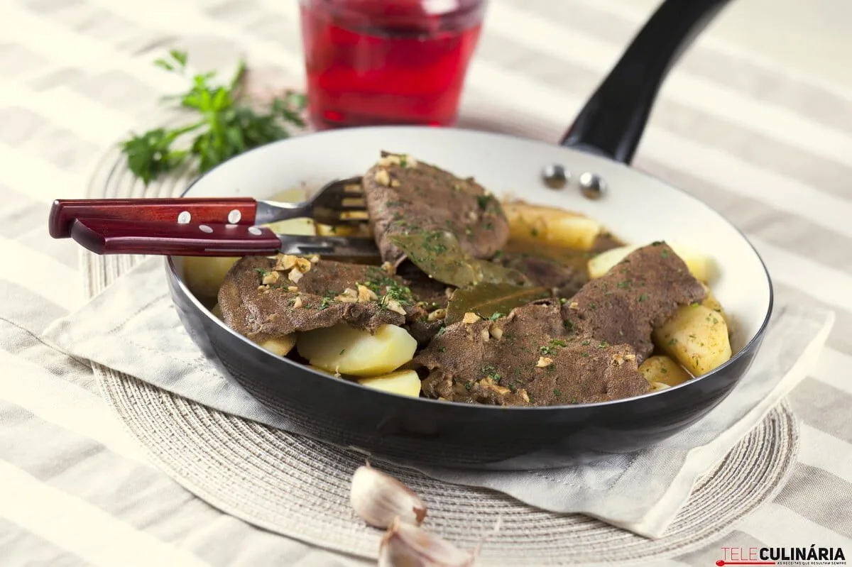 Fritada de iscas em vinha de alhos