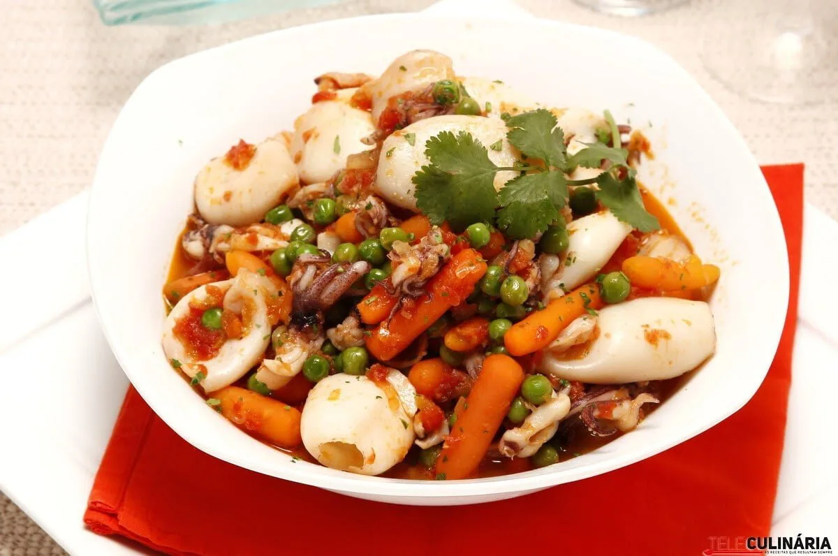 Lulas à jardineira com ervilhas e cenouras