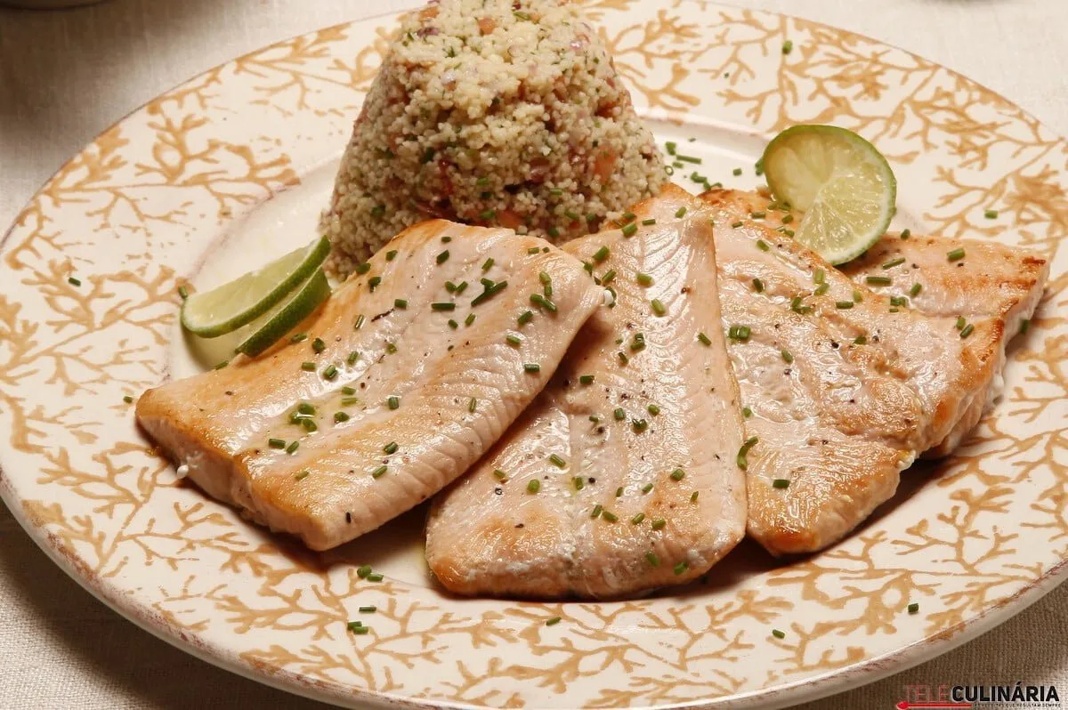 Salmão grelhado com molho fresco