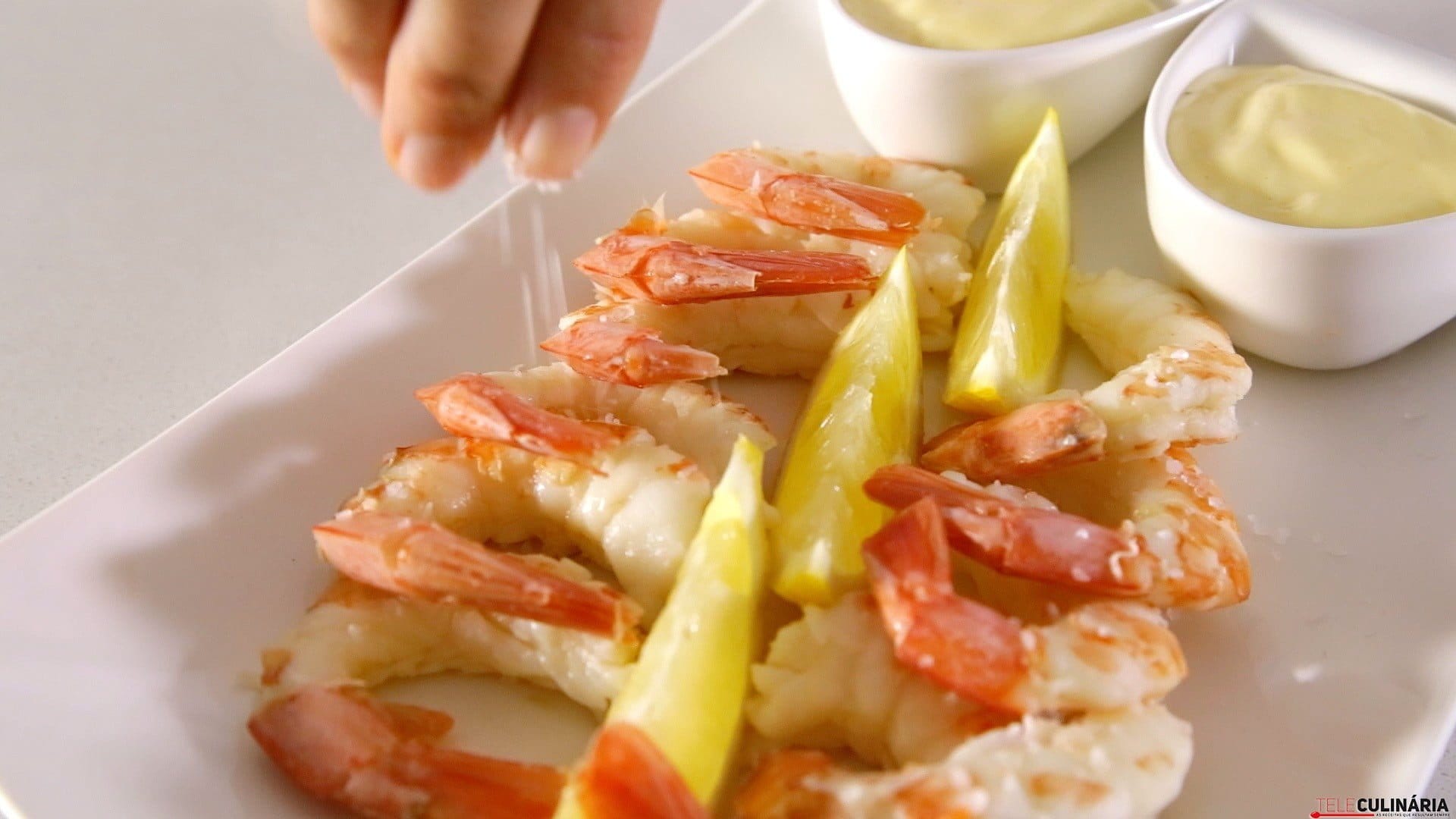 Camarão cozido com limão e molho maionese