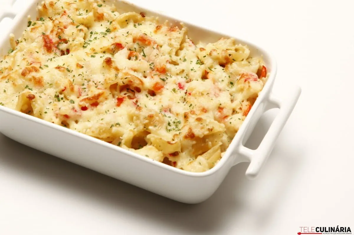 Conchas gratinadas com delícias do mar