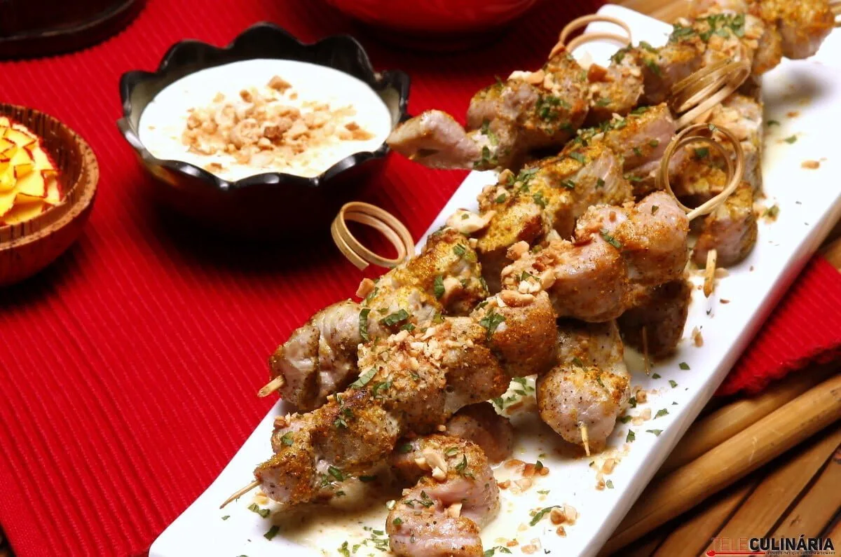 Espetadas de porco com molho de amendoim