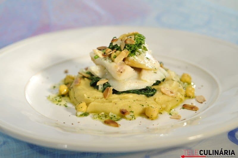 Bacalhau lascado com puré de grão e amêndoas torradas