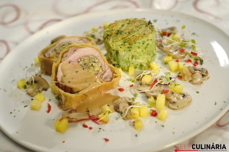 Lombinho de porco preto recheado com amêijoas em massa folhada