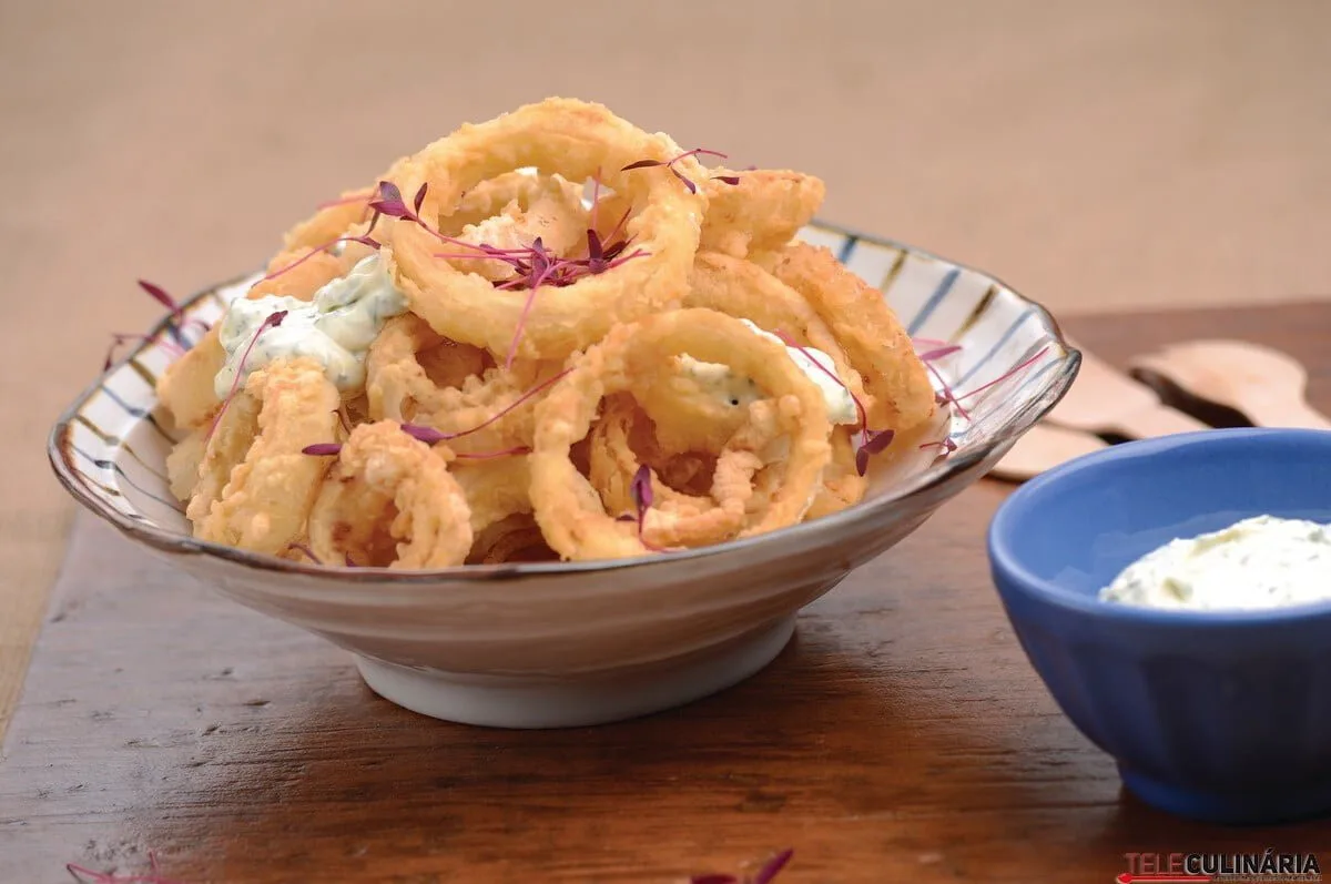 Argolas de cebola fritas com maionese de alho e ervas
