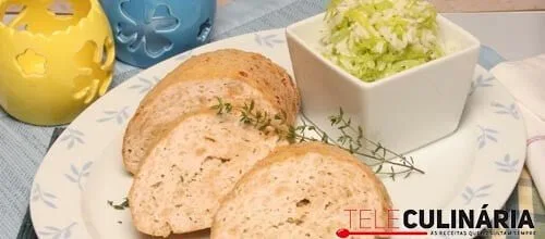 Rolo de carne picada com arroz de alho-francês