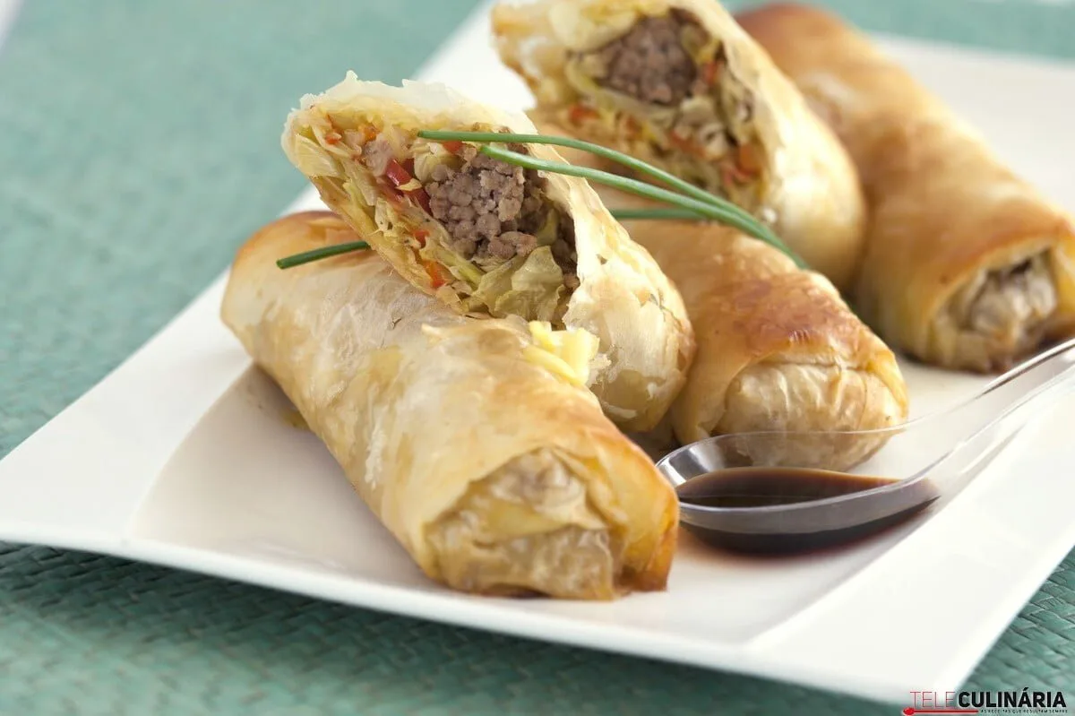Folhados de carne e legumes com molho de soja