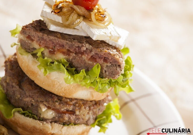 Hambúrgueres de novilho com queijo brie